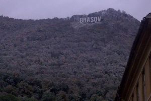 Inscripţia „BRAȘOV”, luminată în culorile drapelului României