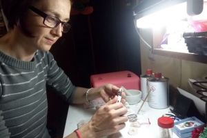 O sibiancă face bijuterii din lapte matern – Sunt mai căutate decât cele din aur