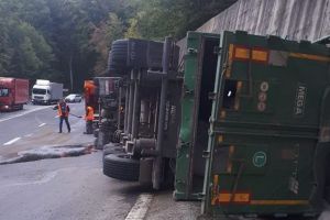 Camion cu mălai, răsturnat pe Valea Bogăţii