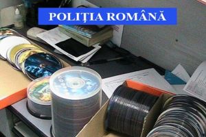 Sute de CD-uri şi DVD-uri piratate, confiscate de poliţiştii braşoveni