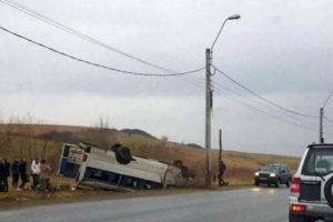 Români implicaţi într-un accident în Germania. S-au răsturnat cu microbuzul