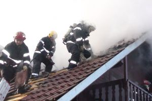 Incendiu puternic! O casă a fost cuprinsă de flăcări. Intervin pompierii