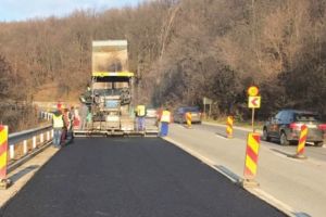 Asfalt proaspat pe mai multe drumuri din Prahova. Consiliul Judetean anunta finalizarea lucrarilor