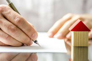 Veşti bune pentru poliţişti şi militari: Statul le-ar putea plăti ratele pentru locuinţă