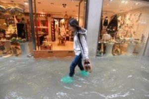 Veneţia e inundată în proporţie de 70% , din cauza furtunilor. Apa le ajunge oamenilor până la brâu FOTO