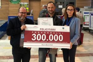 Pasagerul nr. 300.000 din acest an pe aeroportul din Suceava, premiat cu o diplomă, un album ...