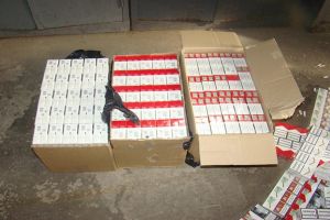 Mercedes Sprinter încărcat cu ţigări şi tutun de narghilea, confiscat în Vama Siret