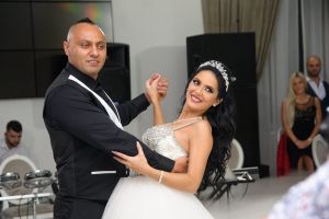 Nuntă în lumea interlopă: S-a însurat Romi Neguş, iar naş i-a fost capul clanului Sportivilor din Capitală, Mircea “Nebunu'” Băluş (FOTO / VIDEO)