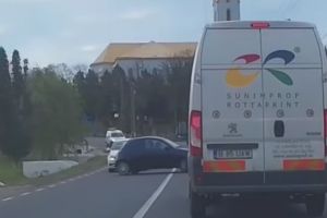VIDEO. Pericol public! A oprit traficul după ce a întors maşina pe linie continuă în curbă