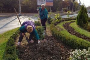 In ciuda faptului ca nu si-au primit salariile de doua luni, angajatii SGU Ploiesti continua sa schimbe fata orasului
