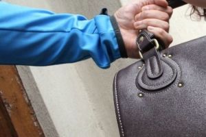 Tâlhărie pe strada Lungă – Femeie prădata de un puştan