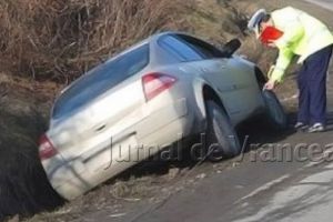 ULTIMĂ ORĂ: O maşină a ajuns în şanţ, după ce a fost lovită de o cisternă, la Obrejiţa