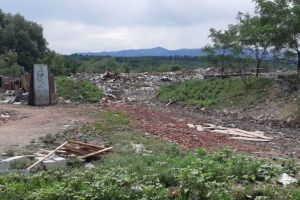 FOTO – Tone de gunoi aruncate la marginea Sibiului – Imaginile sunt dezolante