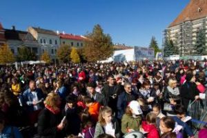 ”Marea Lectură” de la Cluj nu a reuşit să intre în Cartea Recordurilor. Aproape 4.000 de persoane au citit în Piaţa Unirii VIDEO