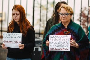 VIDEO FOTO – Flasmob în memoria victimelor din #colectiv la Sibiu