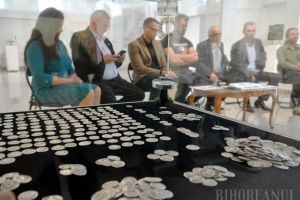 Istorie scoasă la lumină! La Muzeul Țării Crişurilor au fost prezentate două tezaure de monede recent descoperite (FOTO)