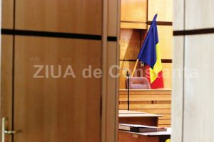 Un panou publicitar dintr-un mall din Constanta s-a prabusit peste o mamica si un copil. Azi, primul termen in apel  