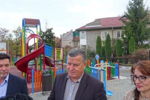 Trei spaţii pentru joacă şi sport, inaugurate în zona Petrişor – 1 Mai
