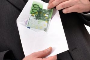 Poliţişti reţinuţi pentru mită la permise şi înmatriculări