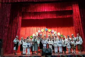 Sărbătoare românească, cu băcăuani, în zona Cernăuţi