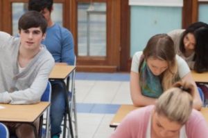 Elevă, DATĂ AFARĂ de la ore, pentru că purta o ROCHIE PREA SCURTĂ! Reacţia tatălui este NEAȘTEPTATĂ