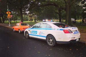 Dacia 1300 a unui braşovean, oprită în trafic de poliţiştii din New York