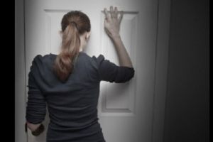 Cum a ajuns o adolescentă din Bistriţa să bată la uşile încuiate ale părinţilor care nu vor să o primească