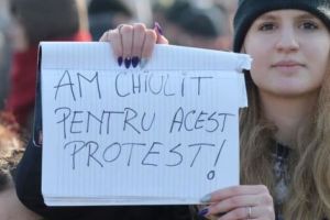 Liceeni în doliu pentru Smaranda, fata-simbol al mişcării #REZIST