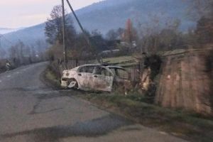 BMW-ul abandonat după ce a intrat într-un copac a ars ca o torţă la 24 de ore distanţă