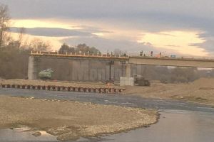 Se lucrează intens la podul mare de peste râul Suceava, la Milişăuţi