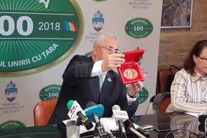 Prima medalie „Centenar”, oferită astăzi de primarul Sucevei, preşedintelui României