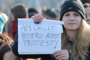 A murit tânăra simbol a protestelor #rezist – Avea doar 18 ani
