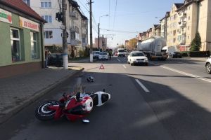 FOTO Motociclist lovit în plin de o maşină – Este grav rănit