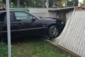 Cu masina in gard/ Soferita nu detinea permis de conducere