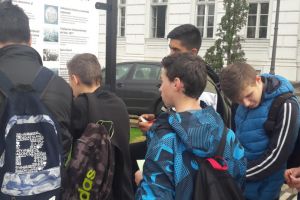 Elevii Liceului Tehnologic ,,Iuliu Moldovan” Arad au vizitat expoziţia ,,Eu aleg România – 100 de momente esenţiale din istoria românilor” (FOTO)