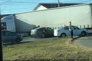 Accident pe Borşului: O maşină a intrat sub un TIR, traficul este blocat pe un sens