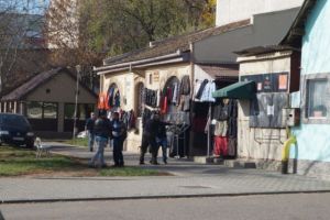 FOTO. Poliţist agresat la Carei. Lovit cu scaunul în spate