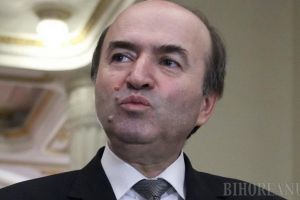 Moţiunea Opoziţiei împotriva ministrului Justiţiei a picat: PSD, ALDE şi UDMR au votat în bloc în favoarea lui Tudorel Toader