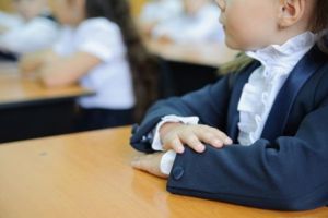 SONDAJ: 45% dintre români doresc introducerea uniformei obligatorii în şcoli în timp 26% se declară împotrivă