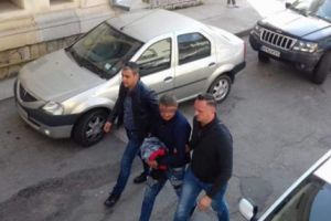 Un poliţist după gratii, altul în arest la domiciliu