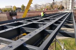 FOTO, VIDEO: Podul Unirii din Cetatea Alba Carolina capătă contur – Se lucrează la montarea platformelor