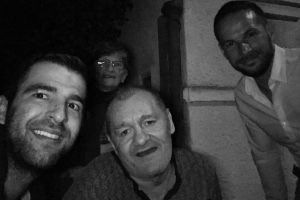 FOTO. Gest impresionant! Au ajutat un bărbat să iasă din casă dupa 4 ani