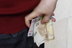 A vrut să dea mită unui poliţist şi a fost prins în flagrant