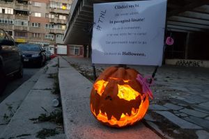 Halloween original! TNL Târgovişte a amplasat dovleci cu mesaje, lângă obiective în ruină