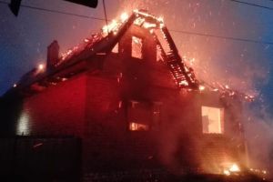 FOTO Dimineaţă de foc la Sibiu. O maşină şi o casă au ars