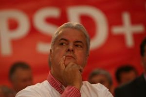 PSD se CUTREMURĂ, dar Adrian Năstase s-a apucat de AGRICULTURĂ: plantează LEGUME şi COACĂZI! 