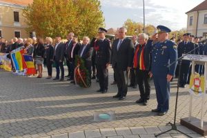 LIVE VIDEO/ FOTO: 419 ani de la intrarea triumfală a lui Mihai Viteazul în Alba Iulia, marcaţi de oficialităţi. Depuneri de coroane, la statuia ecvestră din Cetate