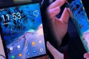 A fost lansat PRIMUL telefon cu ecran PLIABIL. Cum ARATĂ şi cât COSTĂ. Video