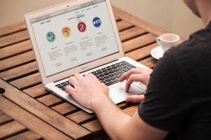 MacBook Air 2018 obtine display Retina si Touch ID pentru 1.199 dolari, fiind disponibil 7 noiembrie