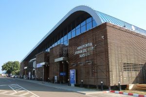 Aeroportul Suceava a depăşit 300.000 de călători, dar are mai puţini poliţişti decât ...
